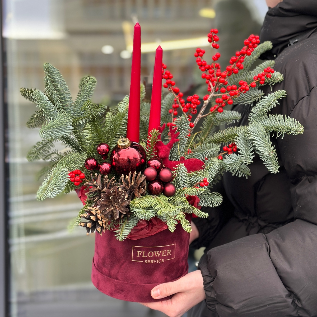 Коробка Зимний сон из нобилиса, илекса, свечей и зимнего декора