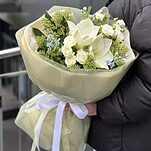 Букет Нежность Взгляда из амариллиса, скиммии, роз и оксипеталума