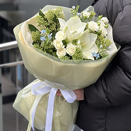 Букет Нежность Взгляда из амариллиса, скиммии, роз и оксипеталума