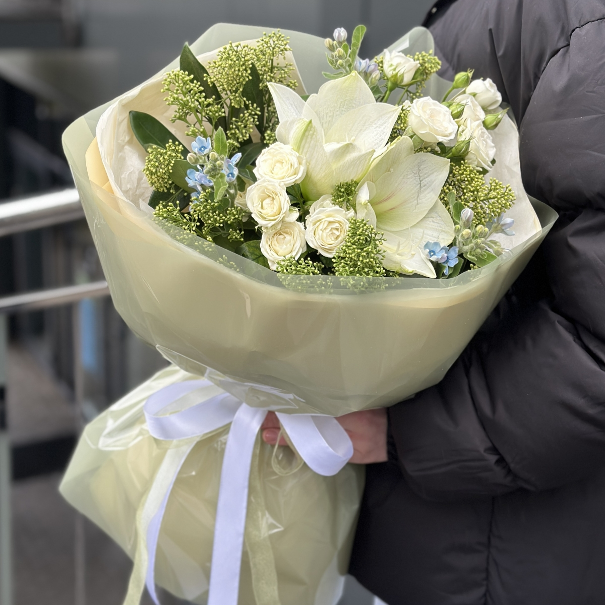 Букет Нежность Взгляда из амариллиса, скиммии, роз и оксипеталума