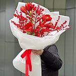 Букет Наряд Зимы из амариллисов и илекса