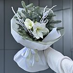 Букет Адажио из нобилиса, амариллиса и веток в снегу