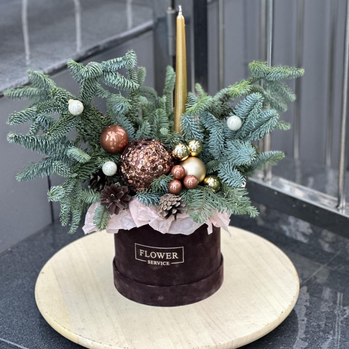 Композиция Зимняя радость из нобилиса и зимнего декора