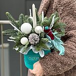 Композиция Снежная Королева из нобилиса, свечи и зимнего декора