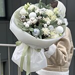 Букет Морозное сияние из нобилиса, эустомы, гвоздик и декора