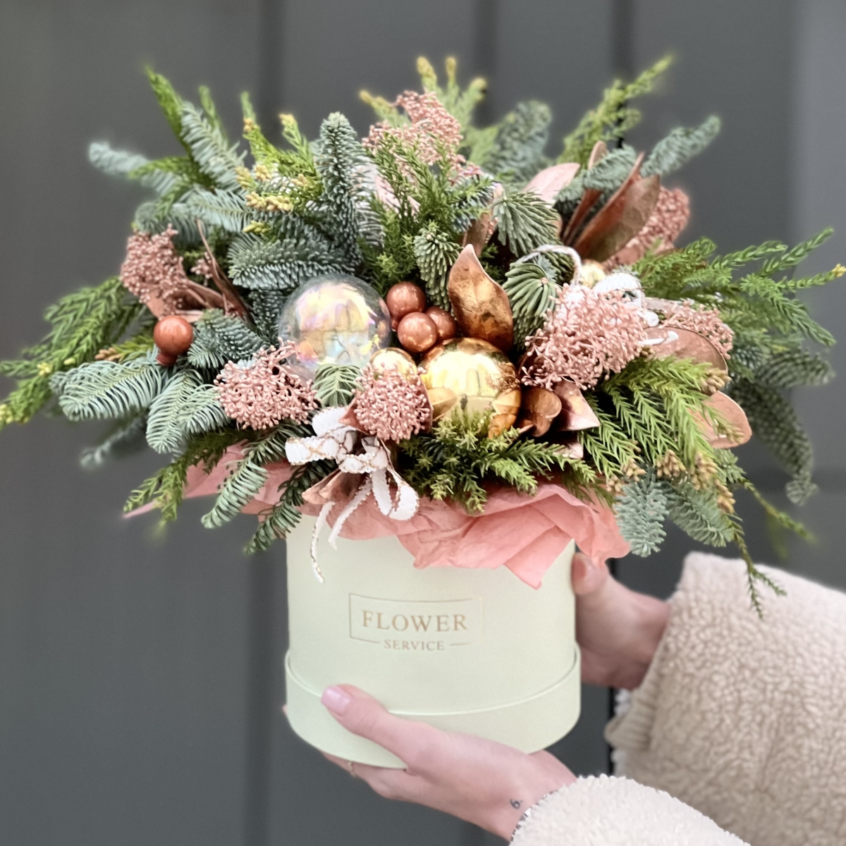 Композиция Новогодняя Феерия из нобилиса, криптомерии, скиммии и зимнего декора