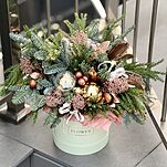 Композиция Новогодняя Феерия из нобилиса, криптомерии, скиммии и зимнего декора