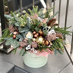 Композиция Новогодняя Феерия из нобилиса, криптомерии, скиммии и зимнего декора