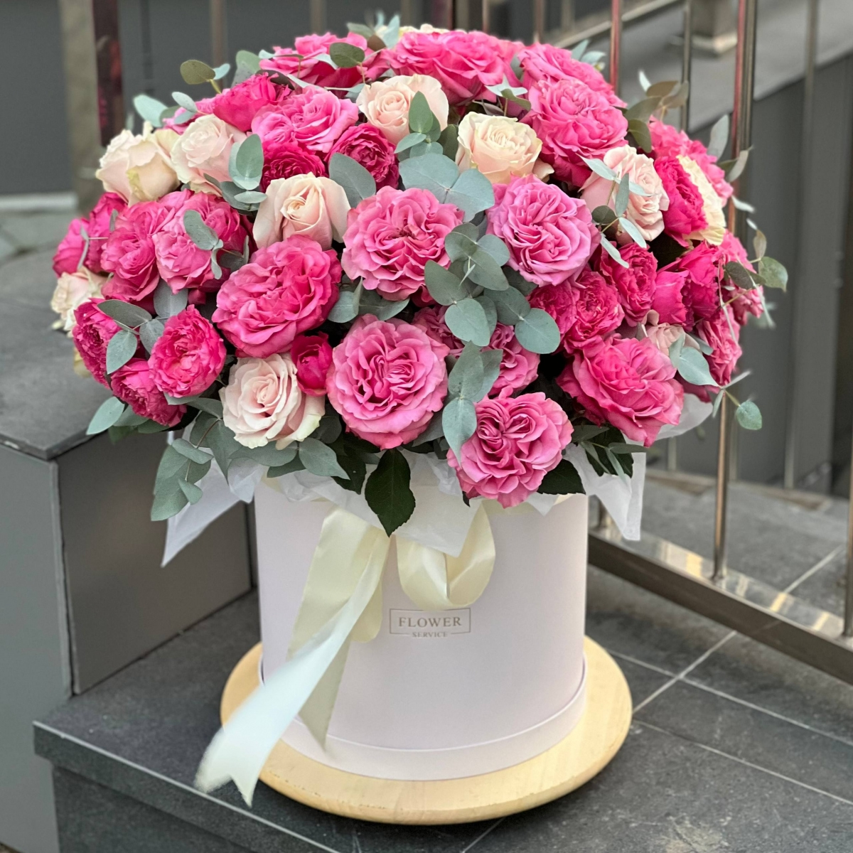 Композиция Самой любимой из роз и эвкалипта