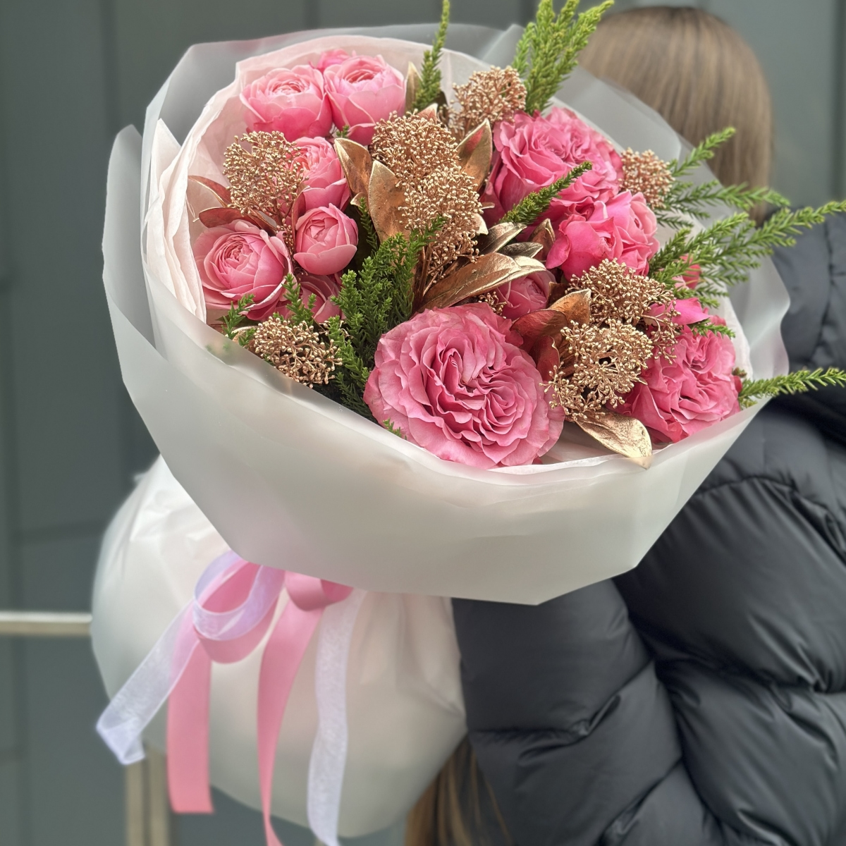 Букет Краски Жизни из роз, скиммии и зелени