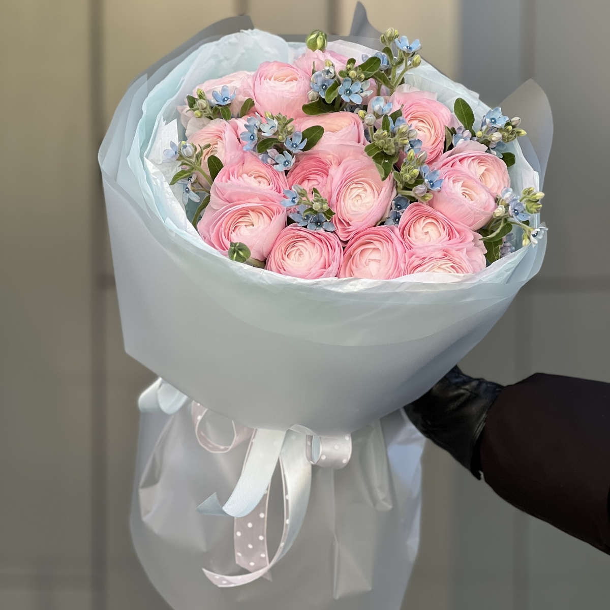 Букет Сорренто М из ранункулюсов и оксипеталума