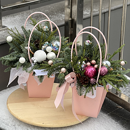 Композиция Праздничный Дуэт из нобилиса и зимнего декора