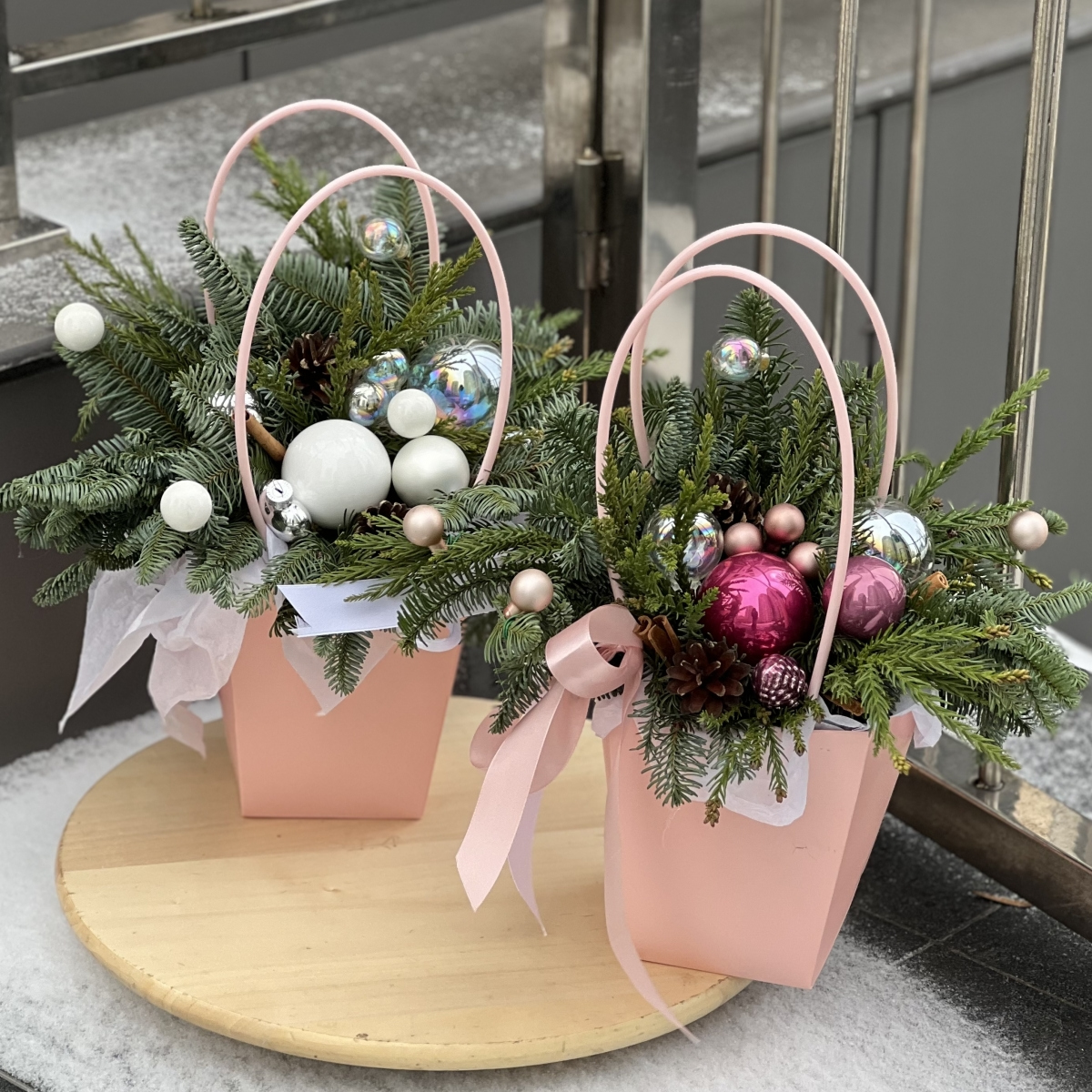 Композиция Праздничный Дуэт из нобилиса и зимнего декора