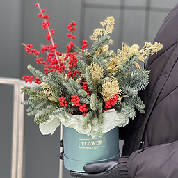 Композиция Зимний лес из нобилиса, скиммии и илекса