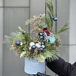 Коипозиция Птица Счастья из из сосны, кипариса, туи и зимнего декора