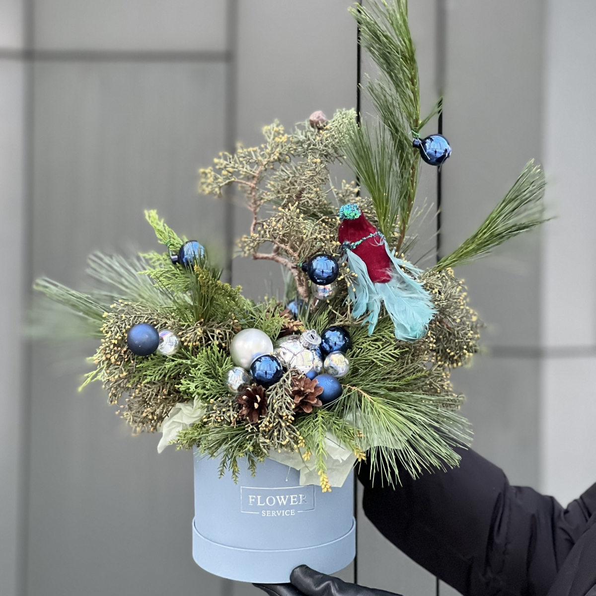 Коипозиция Птица Счастья из из сосны, кипариса, туи и зимнего декора