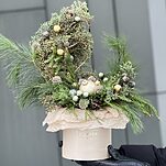 Композция Новогодняя Музыка из кипариса, сосны, туи, криптомера и зимнего декора