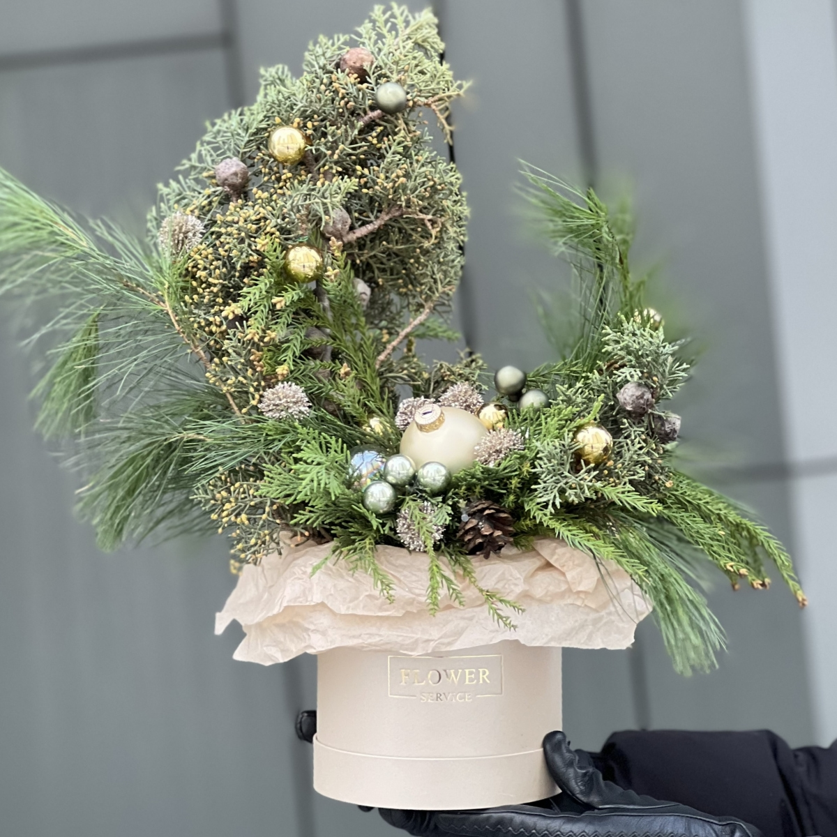 Композция Новогодняя Музыка из кипариса, сосны, туи, криптомера и зимнего декора