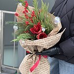 Букет Зимний Аромат из амариллиса, илекса, сосны, туи и зимнего декора