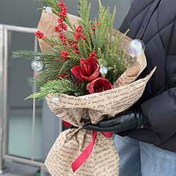 Букет Зимний Аромат из амариллиса, илекса, сосны, туи и зимнего декора