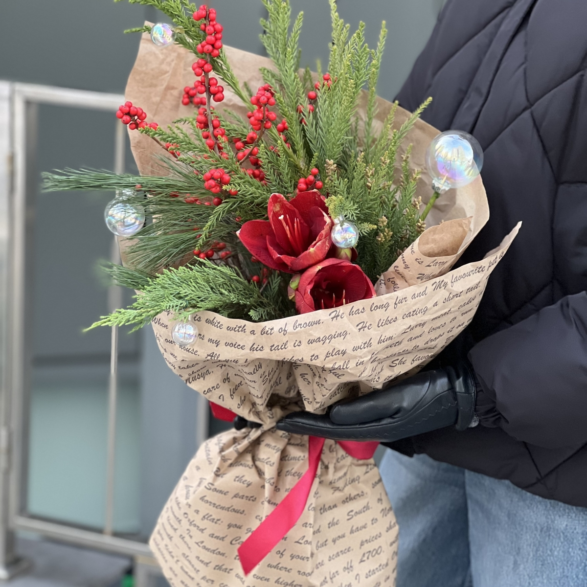 Букет Зимний Аромат из амариллиса, илекса, сосны, туи и зимнего декора