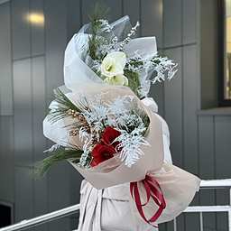 Букет Искренние чувства из амариллиса, илекса, пинуса и аспарагуса