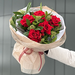 Букет Тайна любви из французских роз и скиммии