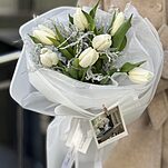 Букет Подснежник S из белых тюльпанов и аспарагуса