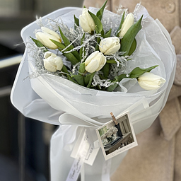 Букет Подснежник S из белых тюльпанов и аспарагуса