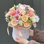 Композиция Магия Лепестков из кустовых и одноголовых роз, эустомы и эвкалипта