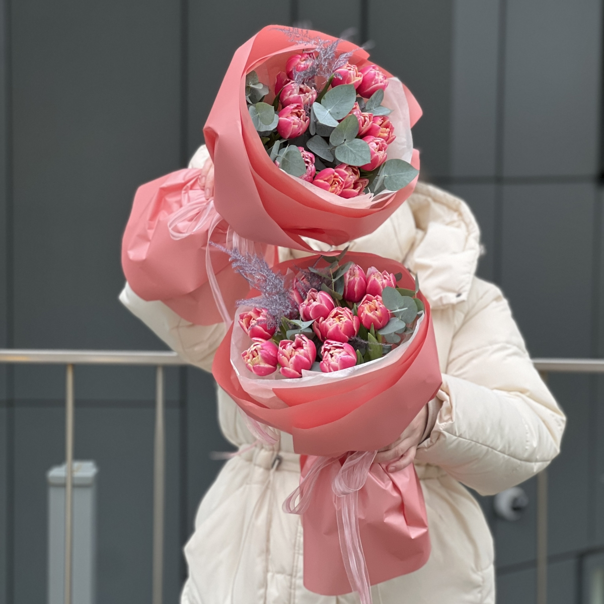 Букет Искра нежности из пионовидных тюльпанов, аспарагуса и эвкалипта