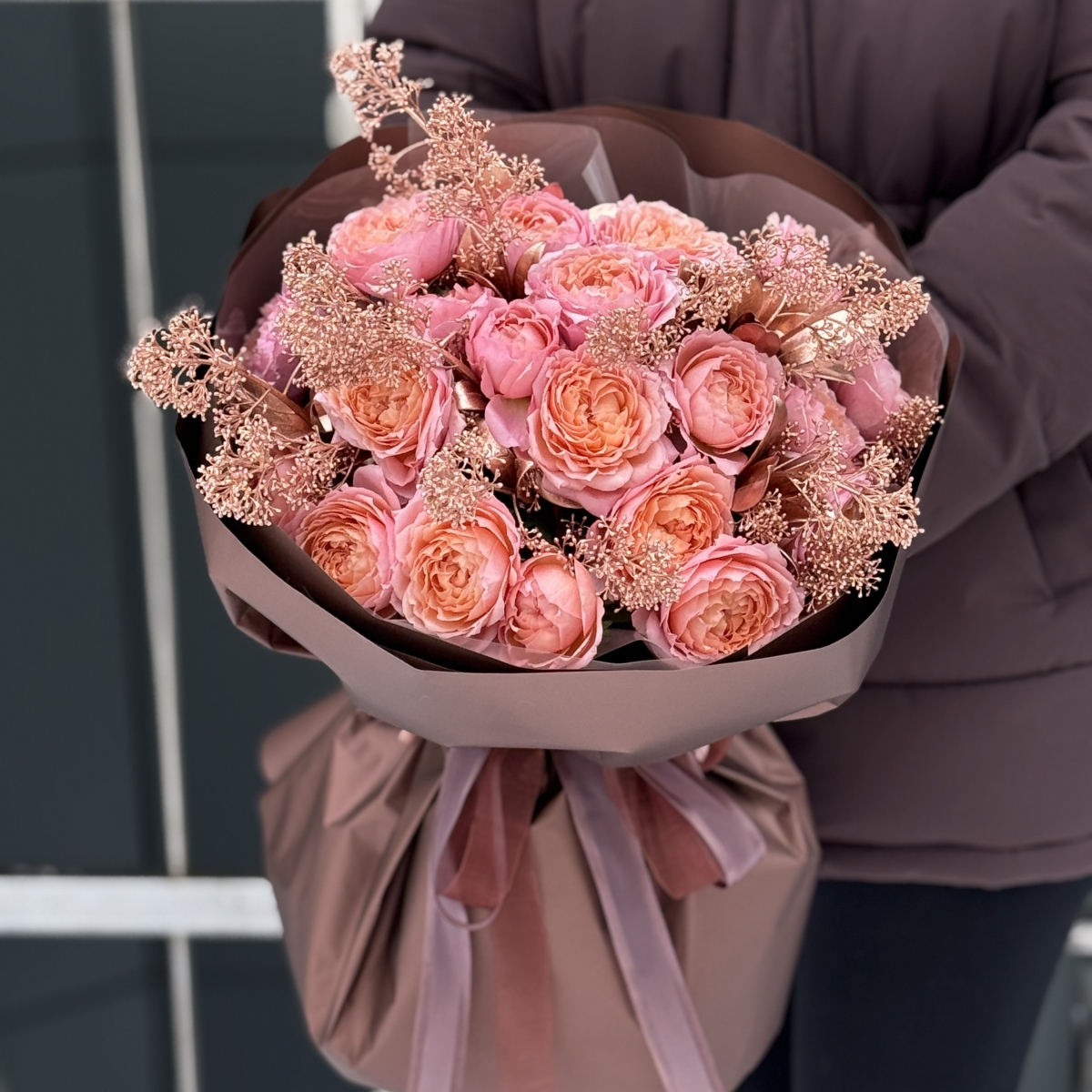 Букет Бронзовая Вуаль из кустовой пионовидной розы Джульетта и скиммии