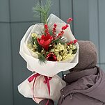 Букет Золотая сказка из амариллиса, скиммии, илекса и хвои