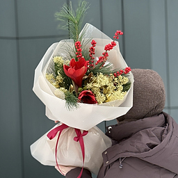 Букет Золотая сказка из амариллиса, скиммии, илекса и хвои