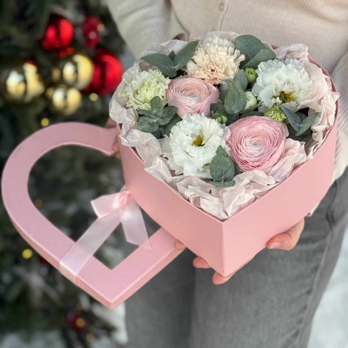 Коробка сердце Моей милой из ранункулюсов, эустомы, диантуса и эвкалипта