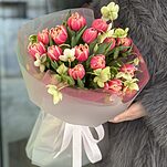 Букет Капризе из пионовидных тюльпанов и хелеборуса