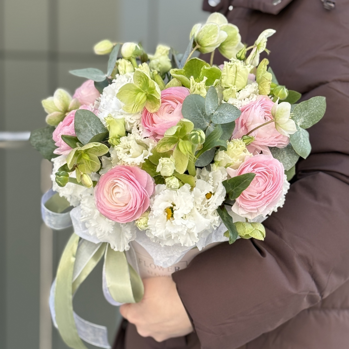 Композиция Фруктовый Лед из ранункулюсов, эустомы и хелеборуса