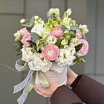 Композиция Фруктовый Лед из ранункулюсов, эустомы и хелеборуса