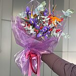 Букет Райская птица из ирисов, стрелиции и илекса