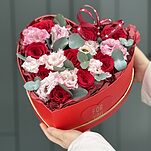 Сердце Люблю из красных роз, эустомы и эвкалипта