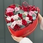Сердце Люблю из красных роз, эустомы и эвкалипта