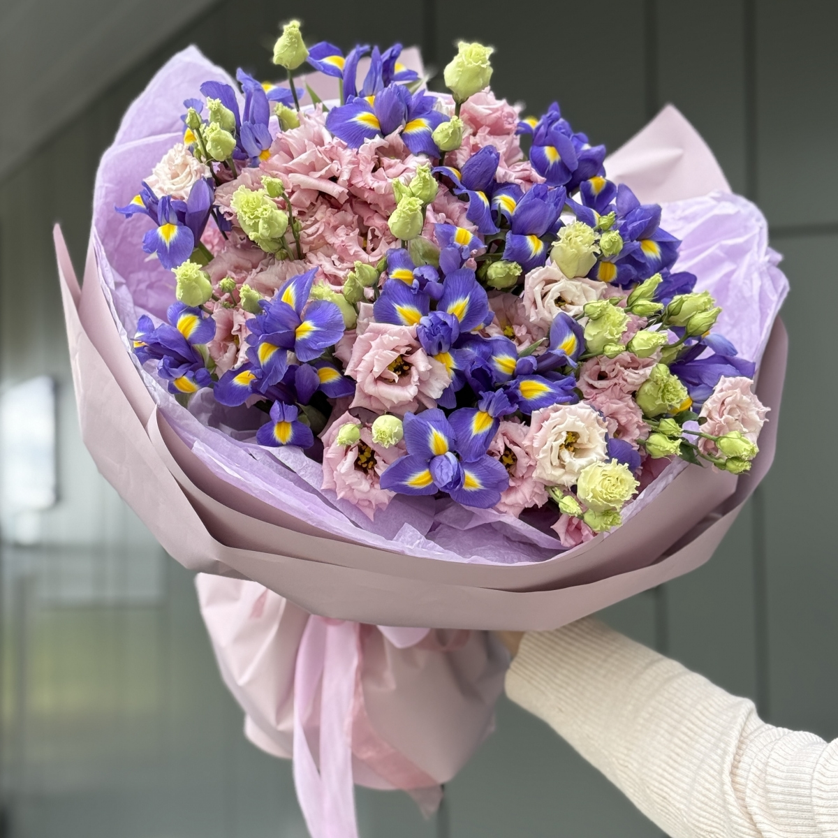 Букет Римские каникулы Макси из эустомы и ирисов