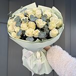 Букет Белоснежка из 25 белых роз и эвкалипта