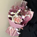 Букет Французский поцелуй из французской розы, ирисов, хамелациума и хризантемы