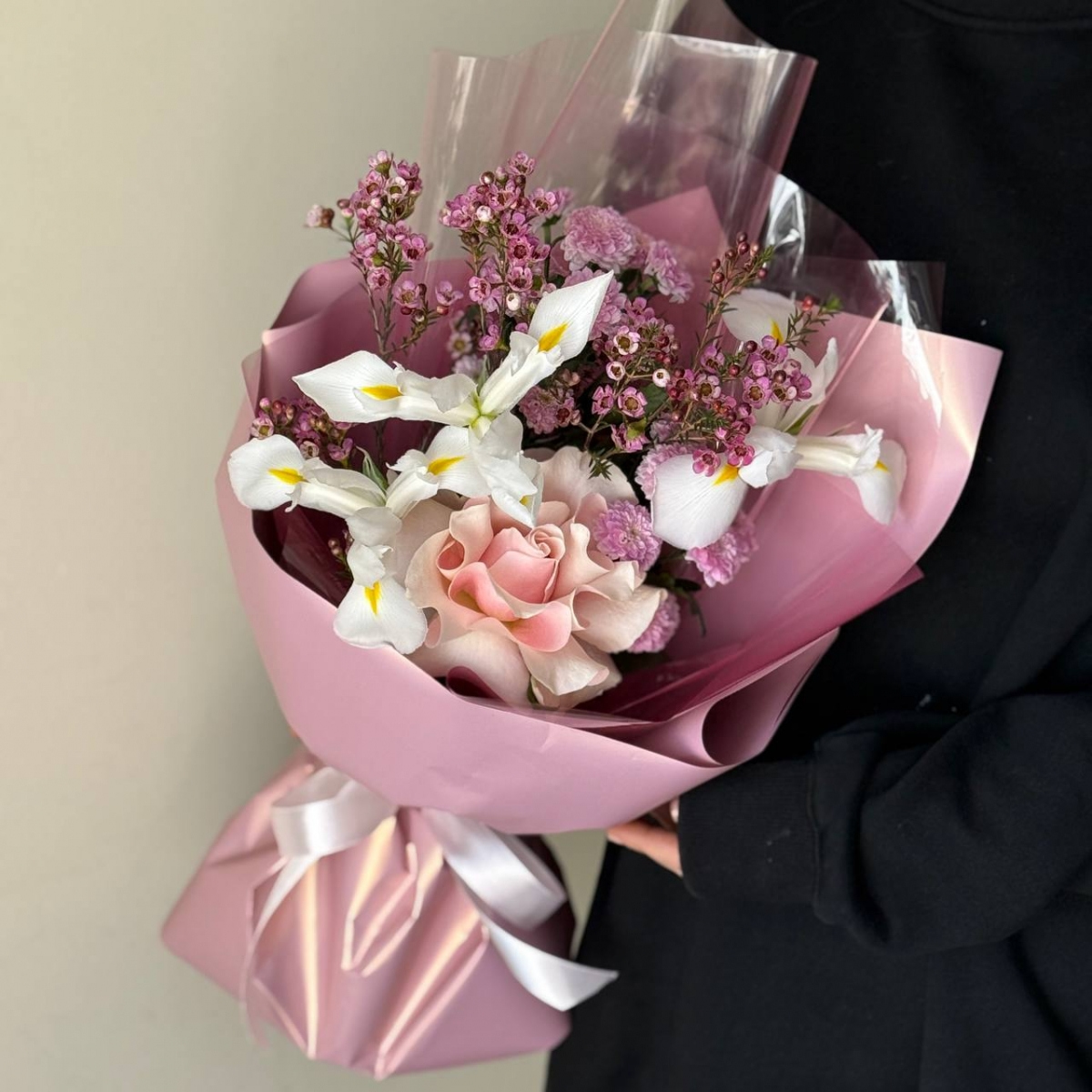 Букет Французский поцелуй из французской розы, ирисов, хамелациума и хризантемы