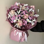 Букет Французский поцелуй Миди из французской розы, ирисов, хамелациума и хризантемы