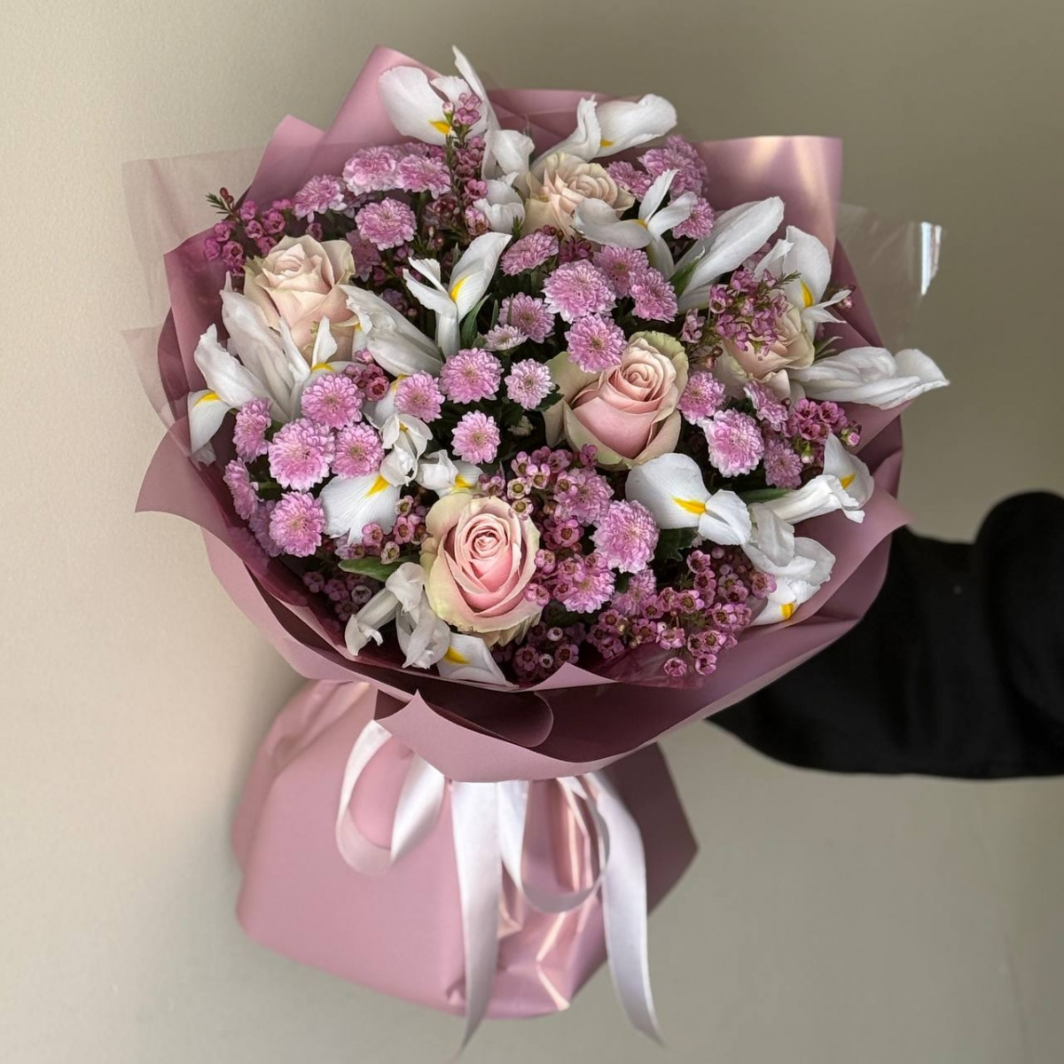 Букет Французский поцелуй Миди из французской розы, ирисов, хамелациума и хризантемы