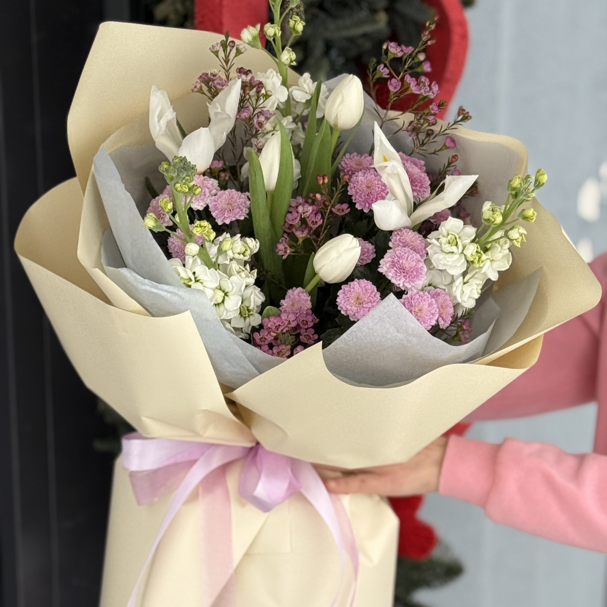 Букет Лавандовая нежность из тюльпанов, маттиолы, хамелациума и хризантемы Сантини