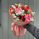 Букет Винный Мотив из амариллисов, роз, гиперикума и оксипеталума