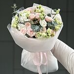 Букет Для самой любимой из кустовых роз, эустомы и эвкалипта